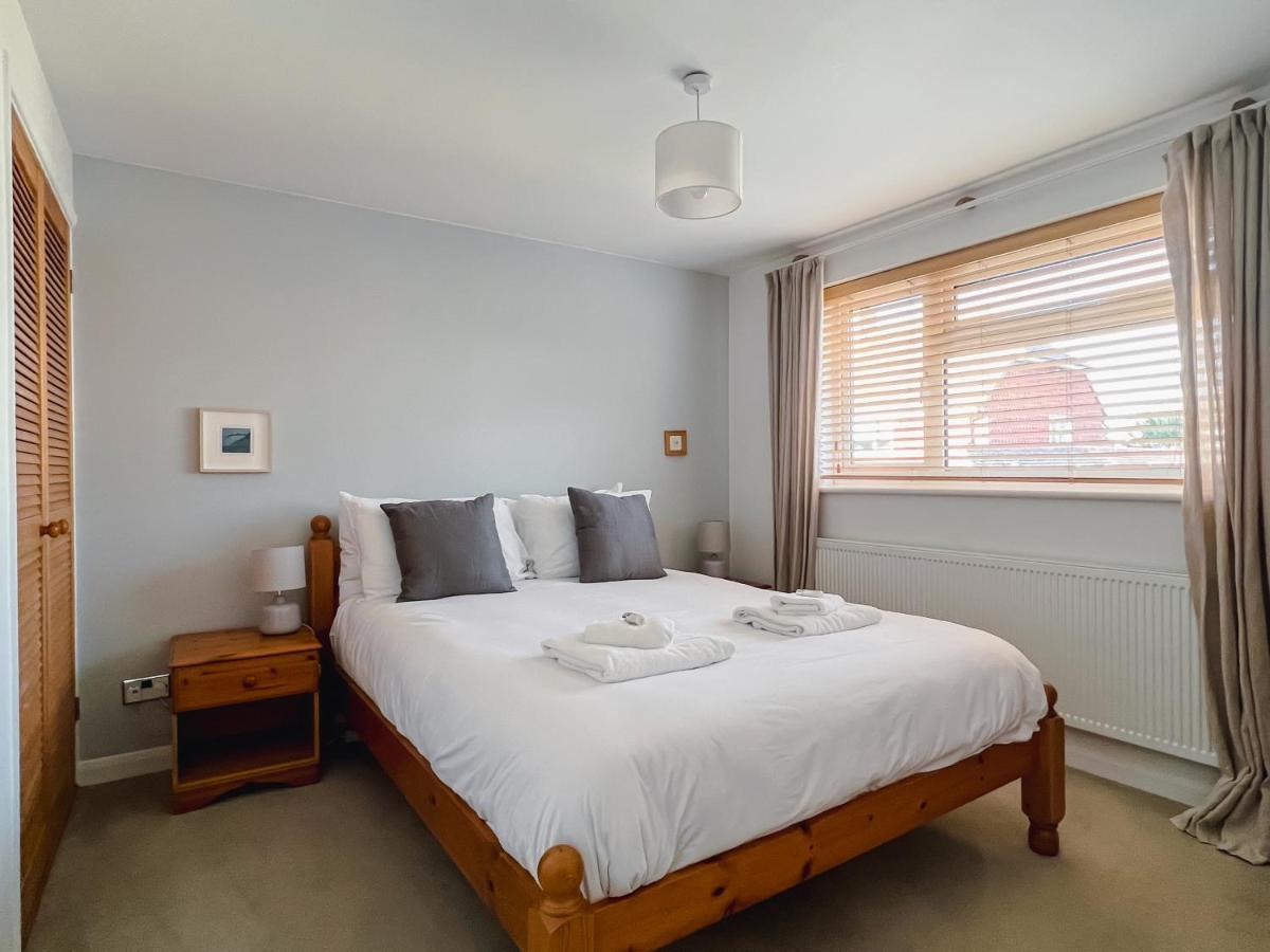 Bright & Cosy - Jacuzzi - Log Burner - King Beds Villa Tangmere Exterior photo